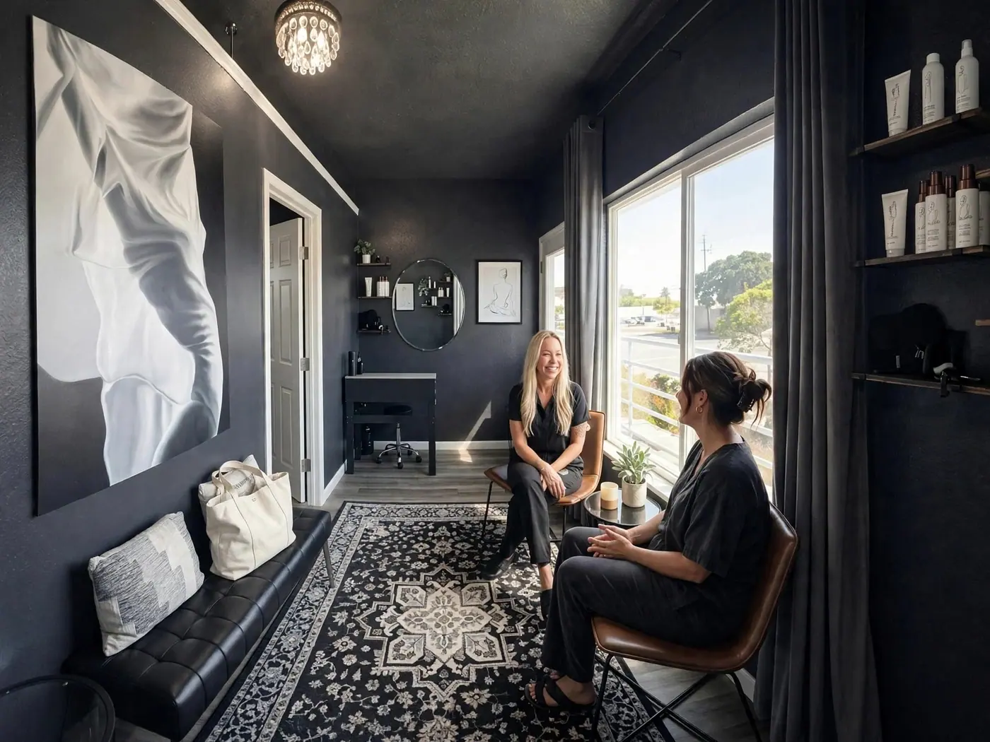 Jana and a client talking in the studio’s sitting room before a first tan